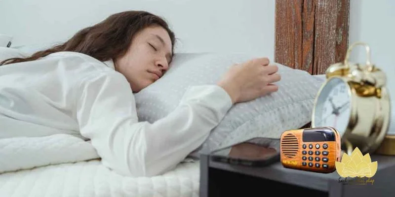 So sánh nghe kinh và niệm Phật trước ngủ