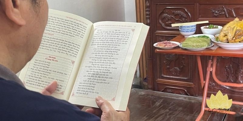 Đọc văn khấn chậm rãi, giữ tâm an và tập trung
