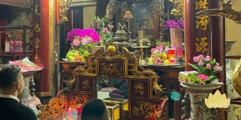 Gia chủ thắp hương đọc lời khấn trước ban thờ