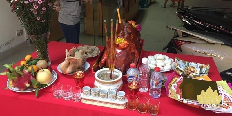 Gia chủ thắp hương thành kính cầu bình an tại nhà mới