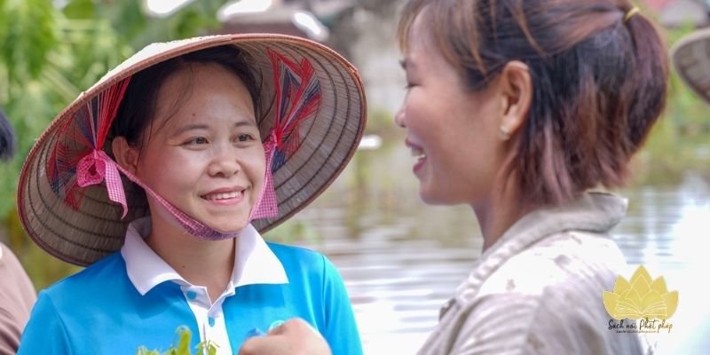 Hình ảnh nụ cười vượt nghịch cảnh mang ý nghĩa tỉnh thức