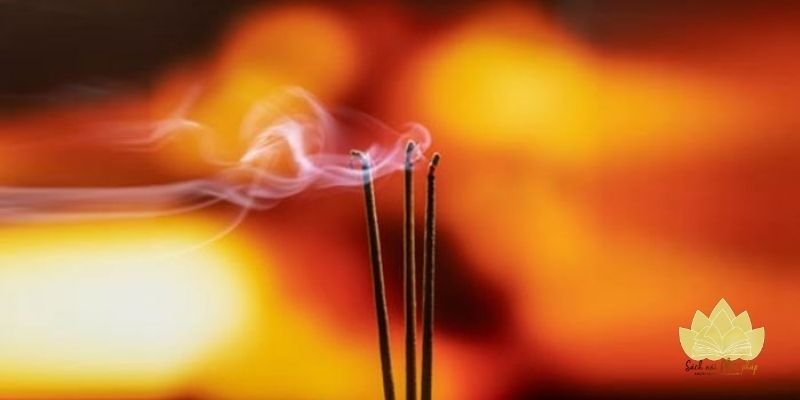 Nghi thức dâng hương thể hiện lòng biết ơn thần linh