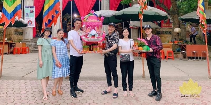 Người đi lễ giữ tâm thanh tịnh và trang phục nghiêm