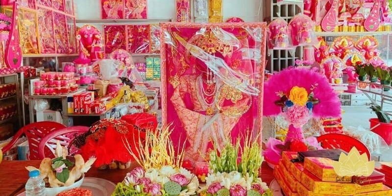 Người hành hương dâng hương cầu bình an ngày lễ
