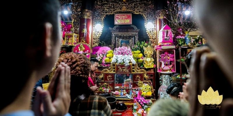 Người hành lễ đọc văn khấn Cô Chín thành tâm trước ban thờ