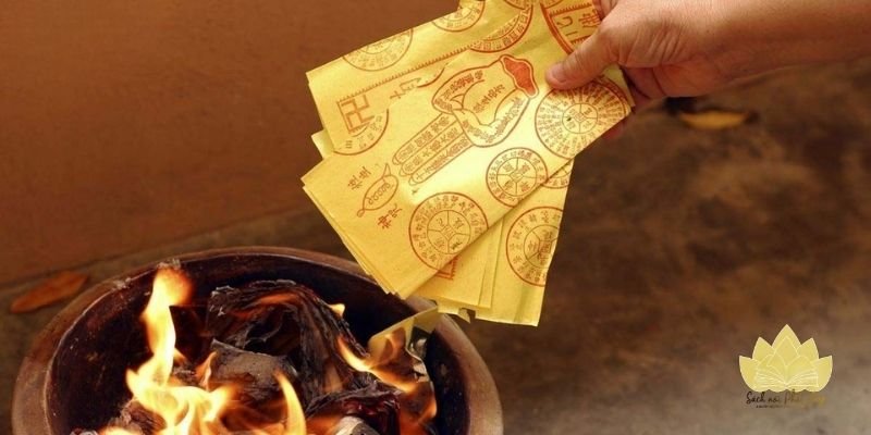 Văn khấn hóa vàng gia tiên đúng lễ nghi và trang nghiêm